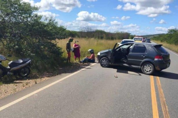 Viatura do Batalhão de Polícia Rodoviária (BPRv) estacionada no acostamento de uma rodovia estadual durante o dia.