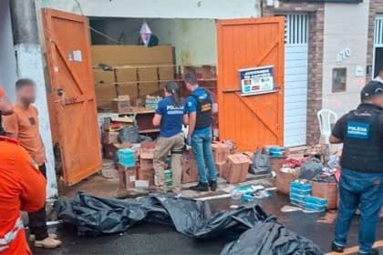 Caixas de fogos de artifício empilhadas durante fiscalização do Corpo de Bombeiros.