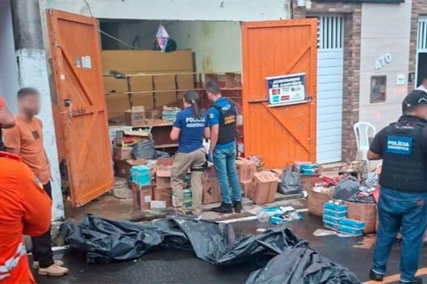 Caixas de fogos de artifício empilhadas durante fiscalização do Corpo de Bombeiros.