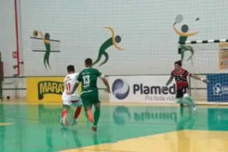 Jogadores do Colônia 13 comemorando a vitória contra o Lagarto na Copa TV Sergipe de Futsal 2026.