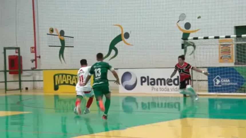 Jogadores do Colônia 13 comemorando a vitória contra o Lagarto na Copa TV Sergipe de Futsal 2026.