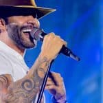 Cantor Gusttavo Lima durante anúncio da live Arraiá do Embaixador em Lagarto.