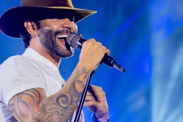 Cantor Gusttavo Lima durante anúncio da live Arraiá do Embaixador em Lagarto.