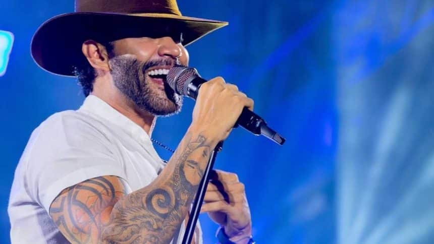 Cantor Gusttavo Lima durante anúncio da live Arraiá do Embaixador em Lagarto.