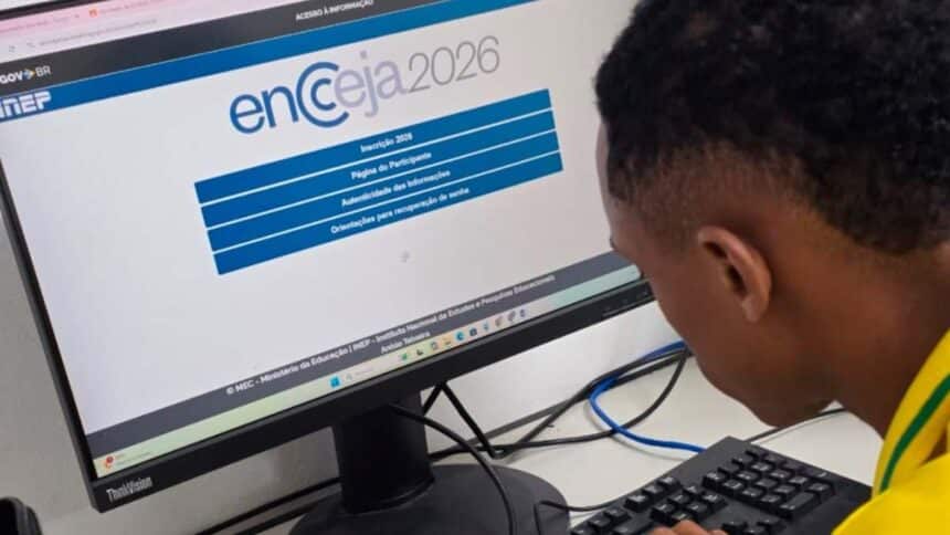 Estudante de Lagarto acessando as inscrições do Encceja 2026 no computador.