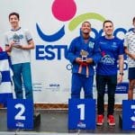 Estudantes de Lagarto reunidos no pódio recebendo medalhas e troféus nos Jogos Estudantis.