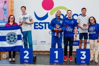Estudantes de Lagarto reunidos no pódio recebendo medalhas e troféus nos Jogos Estudantis.