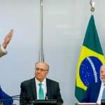 Presidente Lula assina documento que extingue o imposto de importação para compras internacionais de pequeno valor.