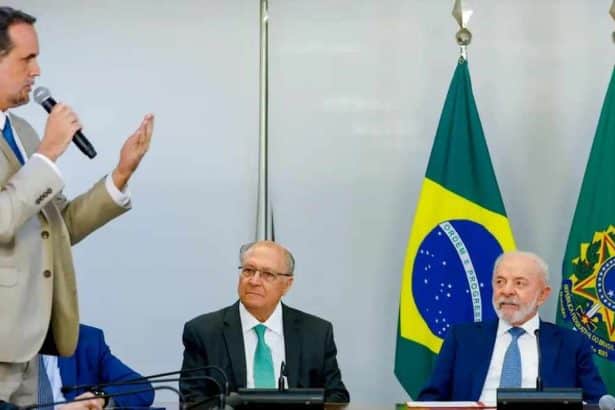 Presidente Lula assina documento que extingue o imposto de importação para compras internacionais de pequeno valor.