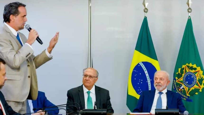 Presidente Lula assina documento que extingue o imposto de importação para compras internacionais de pequeno valor.