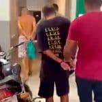 Homens algemados chegando a delegacia
