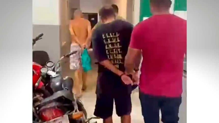 Homens algemados chegando a delegacia