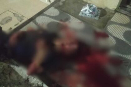 Cena de crime isolada por autoridades policiais na Avenida Augusto Franco, em Lagarto, onde um homem foi vítima de tentativa de homicídio; imagem desfocada preservando a vítima.