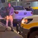 Centenas de tabletes de maconha e pacotes de skunk apreendidos empilhados ao lado da caminhonete Fiat Toro na base da Polícia Rodoviária.