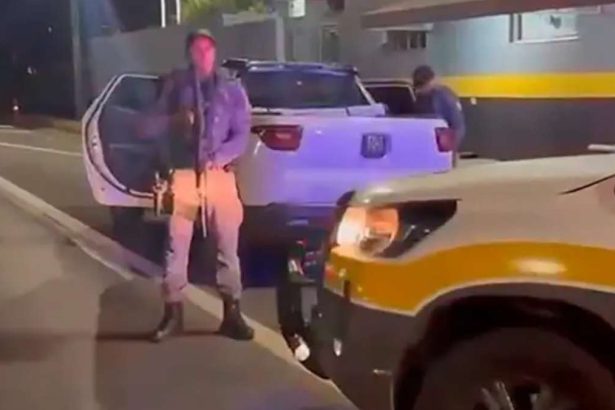 Centenas de tabletes de maconha e pacotes de skunk apreendidos empilhados ao lado da caminhonete Fiat Toro na base da Polícia Rodoviária.