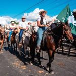 Cavaleiros e amazonas montados a cavalo desfilando durante o tradicional Casamento Caipira do Brejo em Lagarto.
