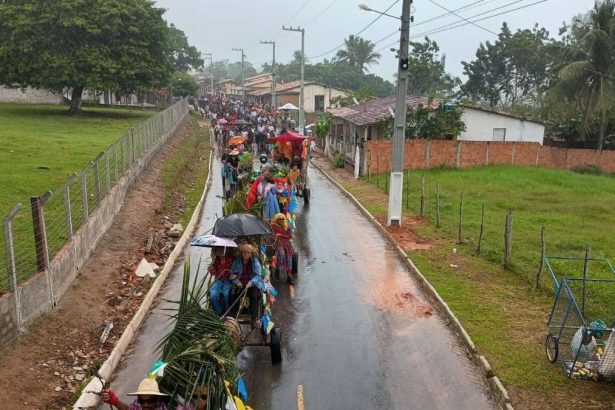 Público reunido em comemoração junina tradicional no povoado Brejo em Lagarto, Sergipe.
