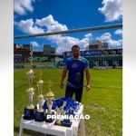 Jogadores de futebol amador perfilados na abertura da Copa Comunidade em Lagarto.