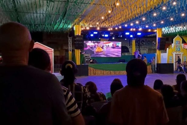 Apresentação de quadrilha junina estudantil no tablado de eventos da Praça do Tanque Grande durante o Festival da Mandioca 2026 em Lagarto.