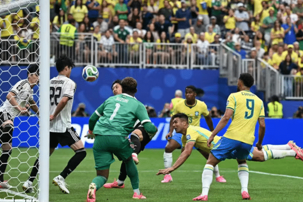 Gol da Seleção Brasileira no gramado do estádio em Houston.