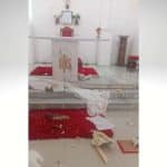 Interior de igreja em Monte Alegre de Sergipe exibindo bancos desalinhados, pedaços de gesso no chão e imagens sacras quebradas após invasão.