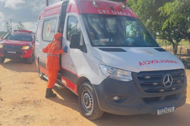 Ambulância e viatura de resgate do Corpo de Bombeiros Militar de Sergipe prestando socorro na rodovia próximo a Campo do Brito.