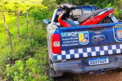 Motocicleta vermelha modelo Biz estacionada na delegacia após ser recuperada pelas forças de segurança da Guarda.