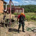 Corpo de Bombeiros Militar de Sergipe próxima a área rural isolada com fita de isolamento da polícia.