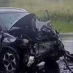 Pistas de rolamento de rodovia federal com marcas de frenagem e cones de sinalização de trânsito.