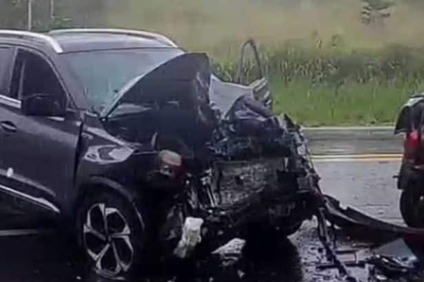Pistas de rolamento de rodovia federal com marcas de frenagem e cones de sinalização de trânsito.