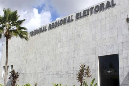 Fachada do Tribunal Regional Eleitoral de Sergipe (TRE-SE) ou imagem do plenário durante sessão oficial de julgamento dos juízes eleitorais.