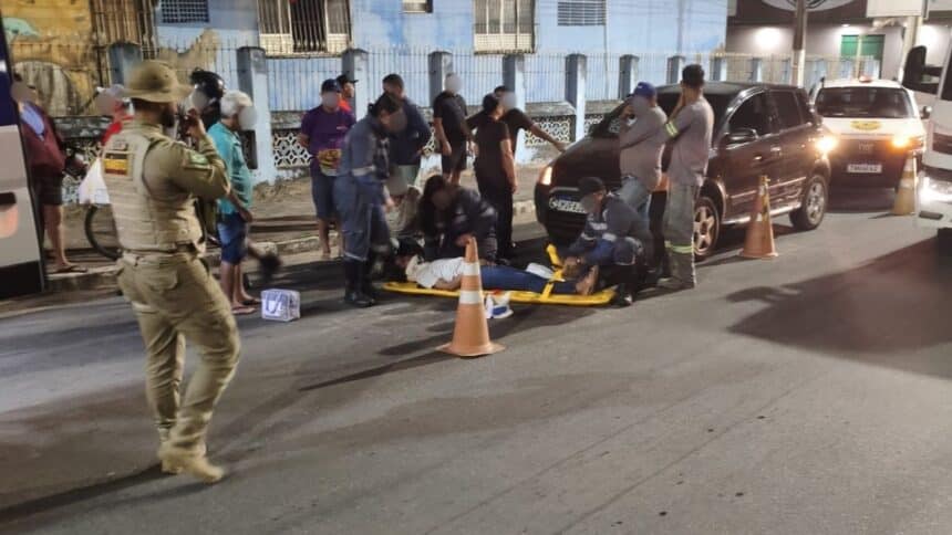 Viatura do DTTU e agentes organizando o tráfego em trecho urbano da SE-270.