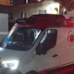 Ambulância do SAMU prestando atendimento socorrista a vítima de acidente na rodovia SE-170 na entrada do Conjunto Silvio Romero em Lagarto.