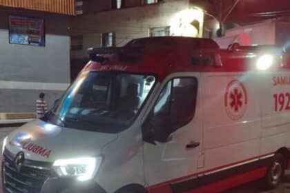 Ambulância do SAMU prestando atendimento socorrista a vítima de acidente na rodovia SE-170 na entrada do Conjunto Silvio Romero em Lagarto.