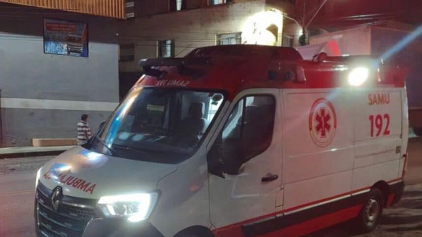 Ambulância do SAMU prestando atendimento socorrista a vítima de acidente na rodovia SE-170 na entrada do Conjunto Silvio Romero em Lagarto.