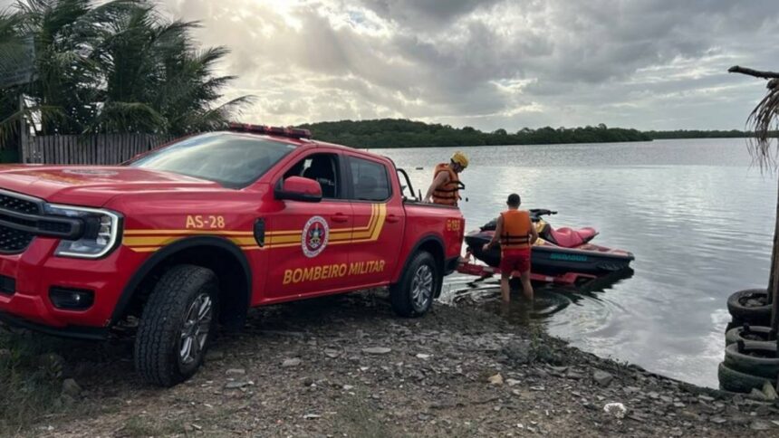 Viatura de resgate e salvamento do Corpo de Bombeiros estacionada às margens de área ribeirinha durante buscas por adolescente desaparecido no Rio do Sal.
