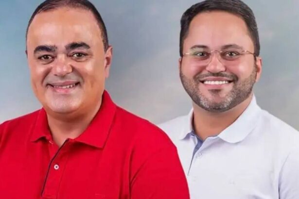 Foto de rosto em plano fechado do prefeito de Simão Dias, Cristiano Viana e Renaldo Prata sorrindo de terno preto, camisa branca e gravata escura.