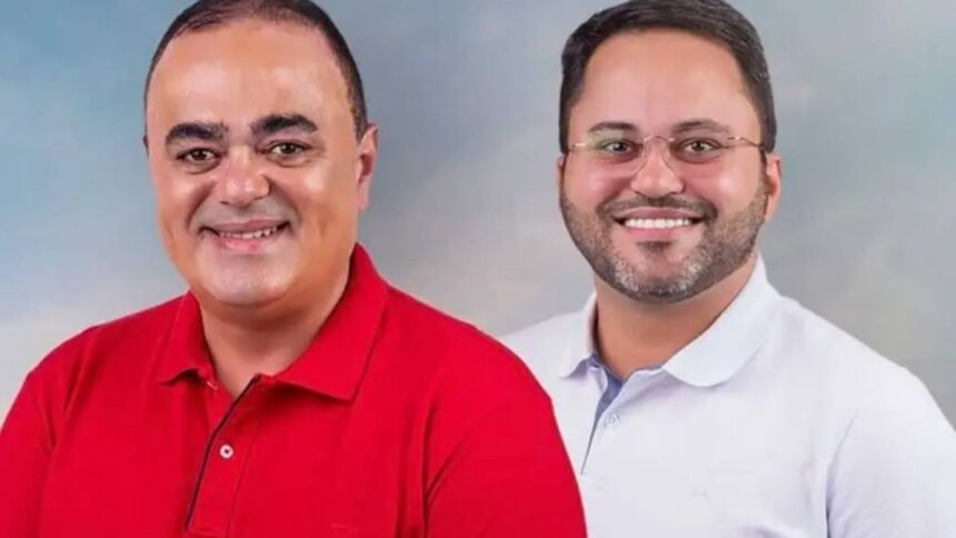 Foto de rosto em plano fechado do prefeito de Simão Dias, Cristiano Viana e Renaldo Prata sorrindo de terno preto, camisa branca e gravata escura.