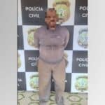 Foto do individuo algemado com o rosto borrado para não ser identificado