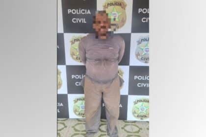 Foto do individuo algemado com o rosto borrado para não ser identificado