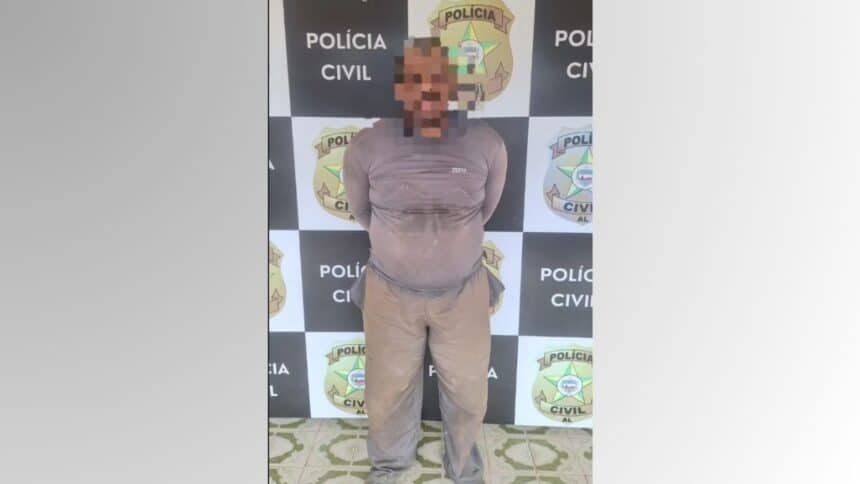 Foto do individuo algemado com o rosto borrado para não ser identificado