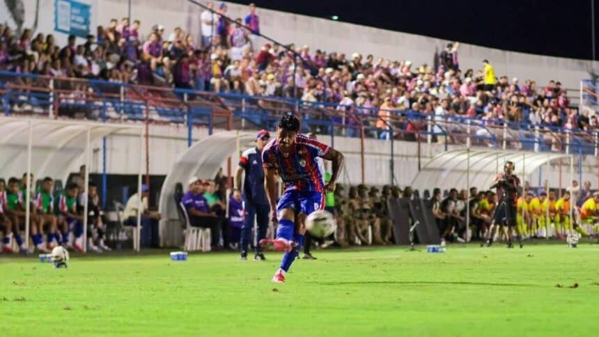 Vista aérea do estádio Etelvino Mendonça lotado, mostrando o gramado verde e as arquibancadas pintadas nas cores azul e vermelho.