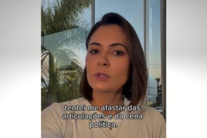Michelle Bolsonaro discursando em evento do PL Mulher ao lado de lideranças.