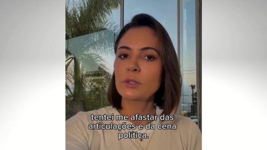 Michelle Bolsonaro discursando em evento do PL Mulher ao lado de lideranças.