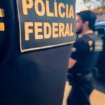Agentes federais durante cumprimento de mandados de busca e apreensão da Operação Metamorfo.