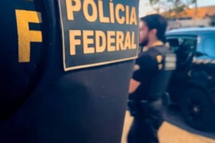 Agentes federais durante cumprimento de mandados de busca e apreensão da Operação Metamorfo.