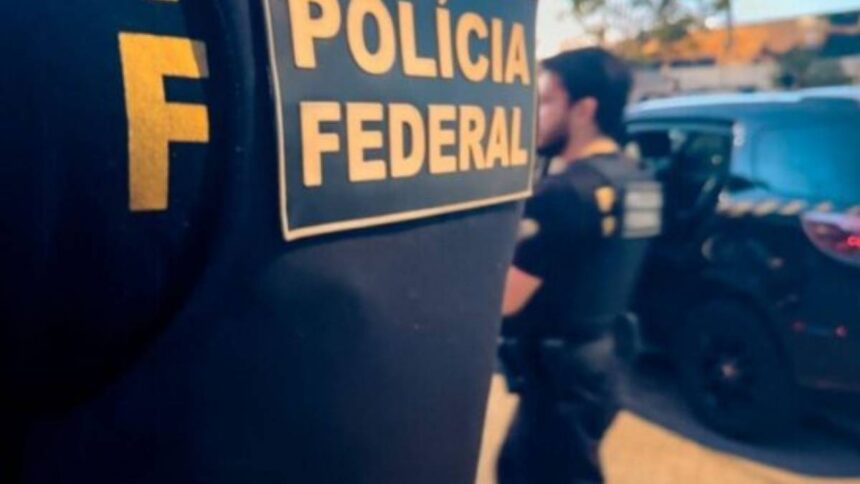 Agentes federais durante cumprimento de mandados de busca e apreensão da Operação Metamorfo.