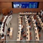Plenário da Assembleia Legislativa de Sergipe visto de cima, com deputados estaduais em suas bancadas durante votação de projetos de lei.