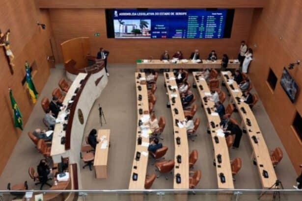 Plenário da Assembleia Legislativa de Sergipe visto de cima, com deputados estaduais em suas bancadas durante votação de projetos de lei.