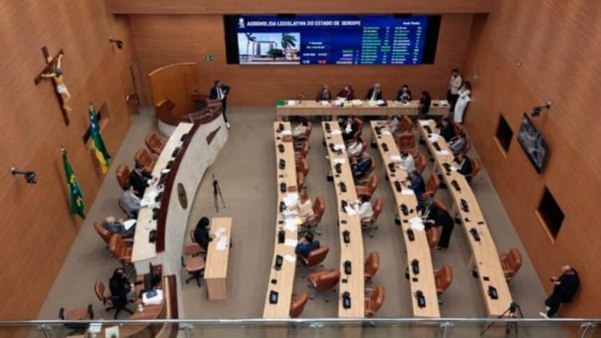 Plenário da Assembleia Legislativa de Sergipe visto de cima, com deputados estaduais em suas bancadas durante votação de projetos de lei.
